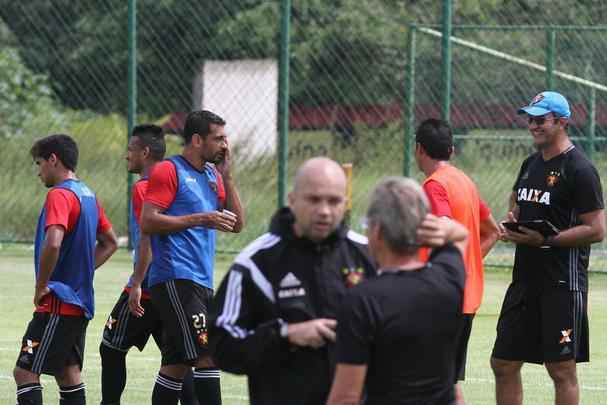 Jogadores do Sport fazem trabalho com bola no Centro de Treinamento do clube