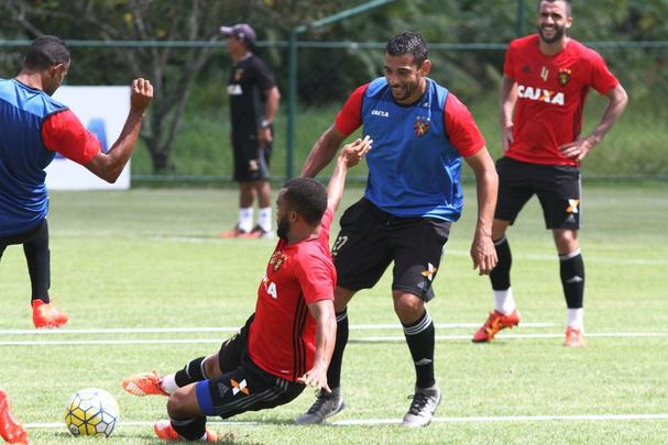 Jogadores do Sport fazem trabalho com bola no Centro de Treinamento do clube