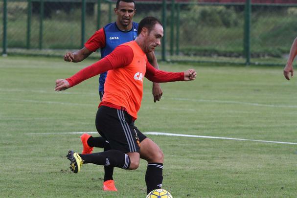 Jogadores do Sport fazem trabalho com bola no Centro de Treinamento do clube