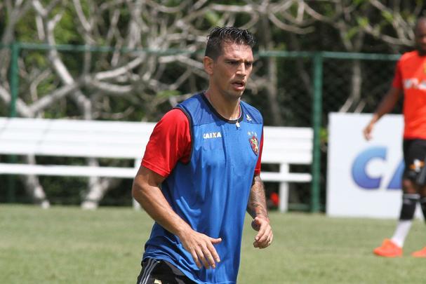 Jogadores do Sport fazem trabalho com bola no Centro de Treinamento do clube