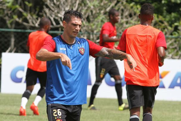 Jogadores do Sport fazem trabalho com bola no Centro de Treinamento do clube