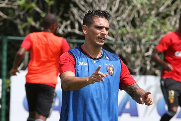 Jogadores do Sport fazem trabalho com bola no Centro de Treinamento do clube