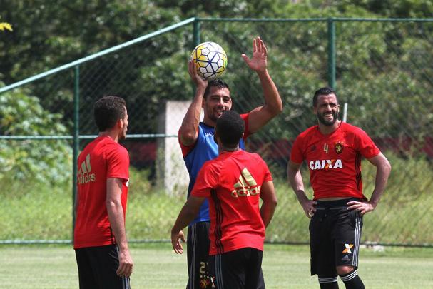 Jogadores do Sport fazem trabalho com bola no Centro de Treinamento do clube