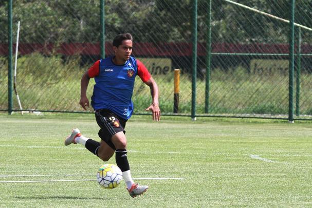 Jogadores do Sport fazem trabalho com bola no Centro de Treinamento do clube