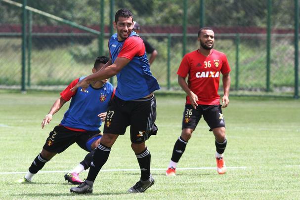 Jogadores do Sport fazem trabalho com bola no Centro de Treinamento do clube