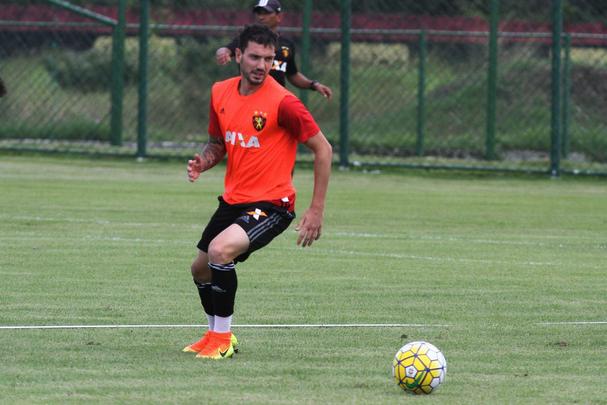 Jogadores do Sport fazem trabalho com bola no Centro de Treinamento do clube