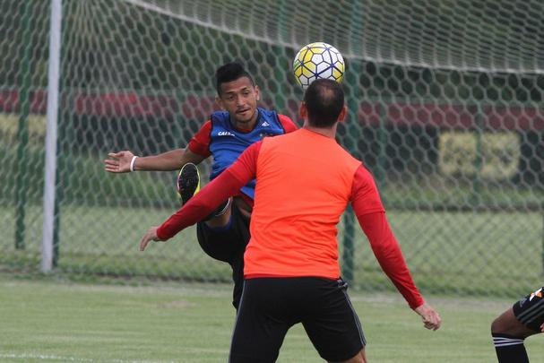Jogadores do Sport fazem trabalho com bola no Centro de Treinamento do clube