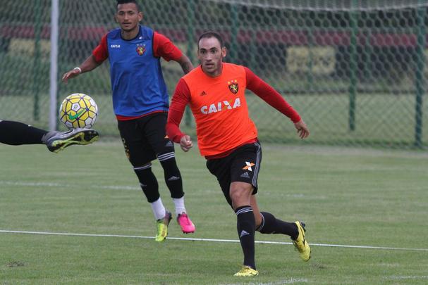 Jogadores do Sport fazem trabalho com bola no Centro de Treinamento do clube