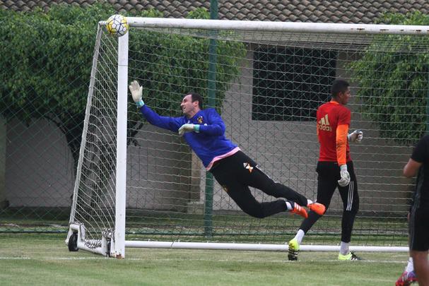 Jogadores do Sport fazem trabalho com bola no Centro de Treinamento do clube