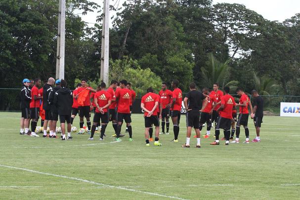 Jogadores do Sport fazem trabalho com bola no Centro de Treinamento do clube