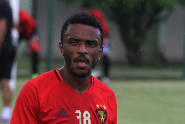 Jogadores do Sport fazem trabalho com bola no Centro de Treinamento do clube