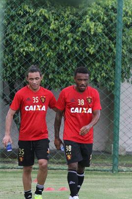 Jogadores do Sport fazem trabalho com bola no Centro de Treinamento do clube