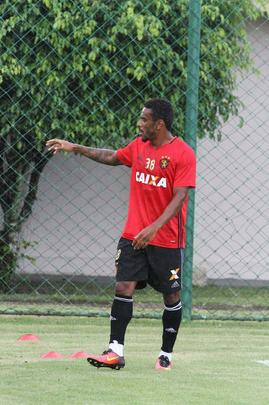 Jogadores do Sport fazem trabalho com bola no Centro de Treinamento do clube