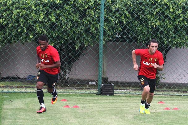 Jogadores do Sport fazem trabalho com bola no Centro de Treinamento do clube