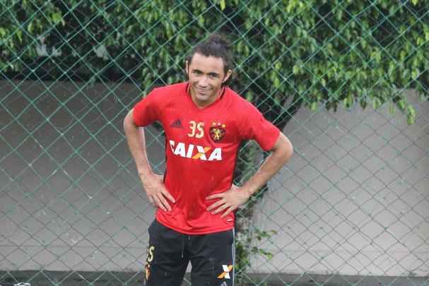 Jogadores do Sport fazem trabalho com bola no Centro de Treinamento do clube
