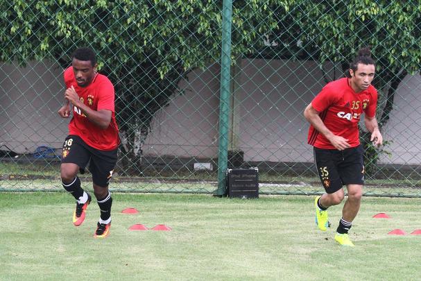 Jogadores do Sport fazem trabalho com bola no Centro de Treinamento do clube