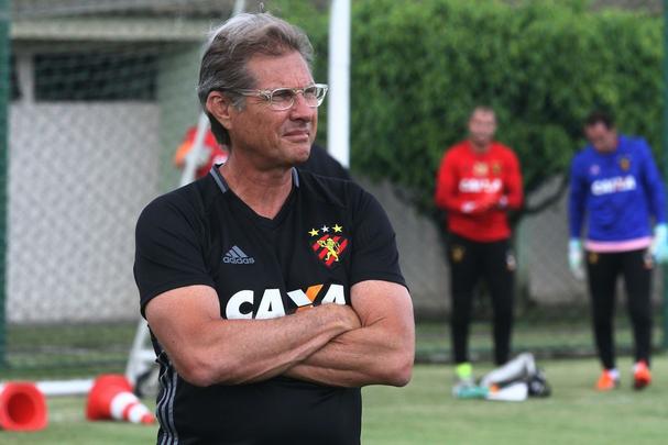 Jogadores do Sport fazem trabalho com bola no Centro de Treinamento do clube