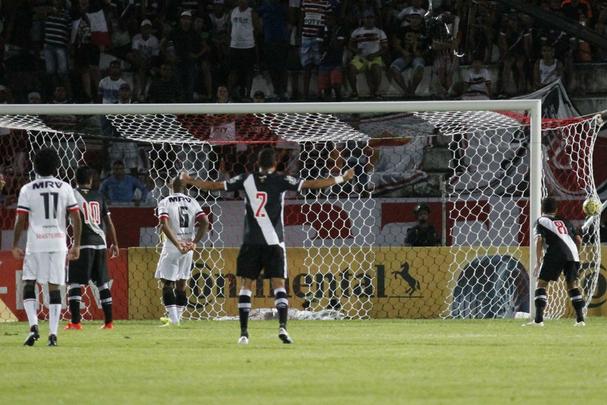 Santa Cruz e Vasco empataram no jogo de ida, no Rio de Janeiro, em 1 a 1, e voltaram a fazer uma partida equilibrada no Arruda, na noite desta quarta-feira
