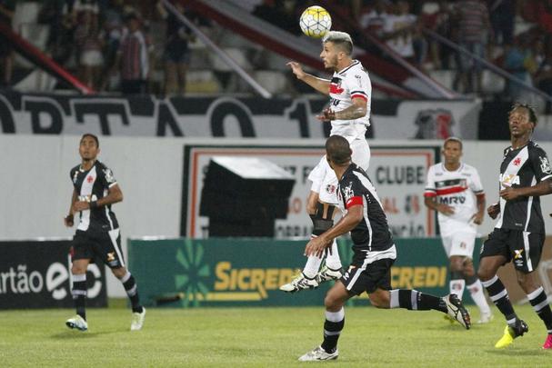 Santa Cruz e Vasco empataram no jogo de ida, no Rio de Janeiro, em 1 a 1, e voltaram a fazer uma partida equilibrada no Arruda, na noite desta quarta-feira