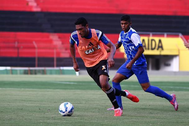 11/5/2015 - Um dia aps a estreia do Sport na Srie A, vitria por 4 a 1 sobre o Figueirense, Hernane participou do seu primeiro jogo com a camisa do Sport. Um jogo-treino contra o Paje, da Srie A2 do Campeonato Pernambucano. O Brocador se movimentou bem durante o trabalho e apresentou estar prximo de chegar ao nvel fsico ideal. Ele, inclusive, foi o autor de um dos gols da vitria do time na primeira parte do treinamento, que terminou 3 a 1 para o Leo. Regularizao que  bom...