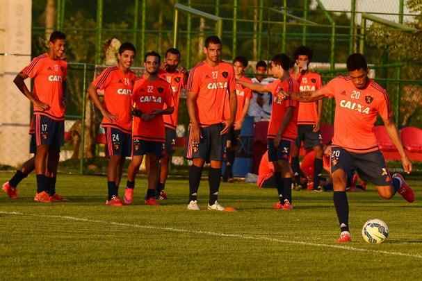 28/5/2015 - Hernane completa um ms como atleta do Sport - considerando a confirmao da diretoria como a data oficial. Alcana a condio fsica ideal e a angstia pela regularizao comea a incomodar. Principalmente pela falta de perspectivas. O problema  que o atleta deixou o Al Nasr, dos Emirados rabes, em litgio, aps trs meses de salrios atrasados. Entrou com um processo junto  Fifa pedindo a desvinculao com o clube rabe. O caso estava sendo conduzido pelo advogado Breno Tannuri, que trabalha junto  empresa que administra a carreira de Hernane'O caso ainda est sob anlise da Fifa', resumiu ao falar com o Superesportes.