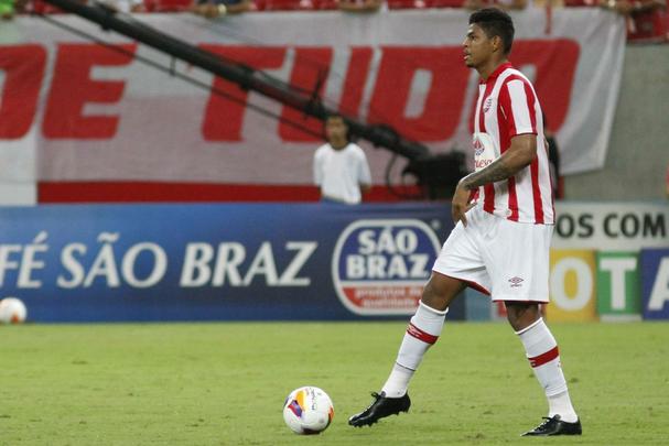 Promessa revelada no Náutico, o zagueiro Flávio rescindiu seu contrato com o clube, que ia até o final deste ano, e vai agora jogar em Portugal. Embora não tenha ganhado com a transação, o Alvirrubro se livrou de dívidas antigas que tinha com o atleta.