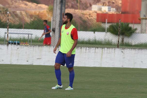 Contratado junto ao Coritiba, o lateral Henrique teve poucas chances com Gallo. Insatisfeito com seu rendimento, acabou pedindo para sair do clube. Agora, atua pelo Paraná.