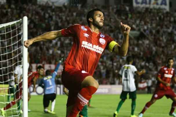 Capitão do Náutico durante o Pernambucano, o zagueiro Ronaldo Alves acabara de se recuperar de lesão quando foi negociado com o Sport. Nenhum dos clubes divulga o valor envolvido, mas sabe-se que, para jogar no rival, Ronaldo abriu mão de valores antigos que o Timbu o devia.