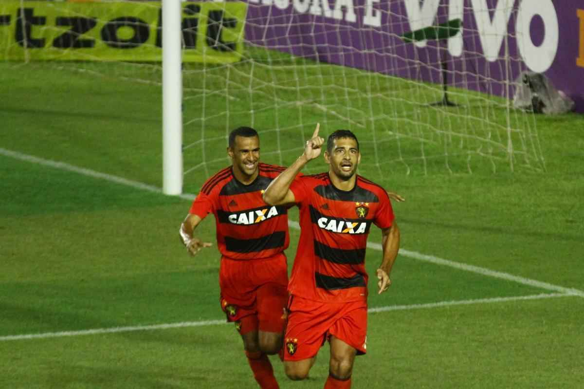 Na partida contra o Atltico-PR, Diego Souza comemorou 100 jogos pelo Sport. Em campo, atleta ainda marcou mais um gol com a camisa rubro-negra.
