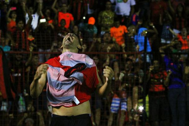 Ainda no Campeonato Brasileiro de 2016, Diego Souza foi o grande destaque do Sport. O atleta terminou a competio como um dos artilheiros, ao lado de Fred e William Pottker, com 14 gols marcados. Aps o fim da disputa, o atleta renova contrato com o Leo da Ilha at o fim de 2018