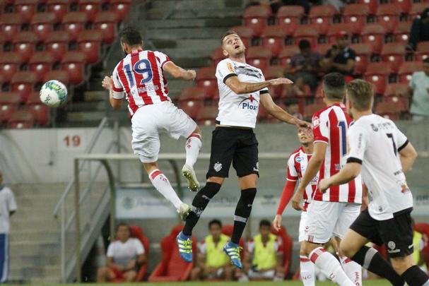 Depois de vencer o Avaí na última rodada, o Náutico venceu a segunda partida seguida na Série B ao fazer 1 a 0 no Tupi, com gol de Léo Santos, no segundo tempo