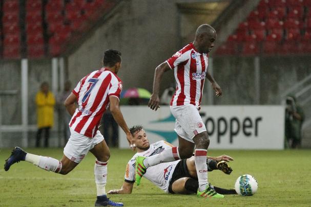 Depois de vencer o Avaí na última rodada, o Náutico venceu a segunda partida seguida na Série B ao fazer 1 a 0 no Tupi, com gol de Léo Santos, no segundo tempo