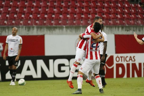 Depois de vencer o Avaí na última rodada, o Náutico venceu a segunda partida seguida na Série B ao fazer 1 a 0 no Tupi, com gol de Léo Santos, no segundo tempo