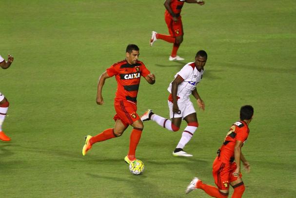 Com gols de Diego Souza e Edmílson, Leão cria vantagem sobre o Atlético-PR na Ilha do Retiro: 2 a 0