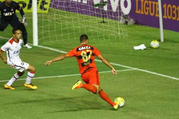 Com gols de Diego Souza e Edmílson, Leão cria vantagem sobre o Atlético-PR na Ilha do Retiro: 2 a 0