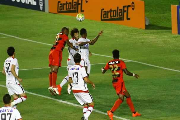 Com gols de Diego Souza e Edmlson, Leo cria vantagem sobre o Atltico-PR na Ilha do Retiro: 2 a 0