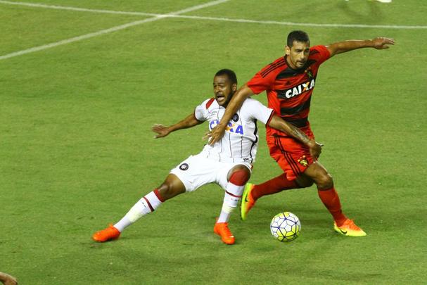 Com gols de Diego Souza e Edmlson, Leo cria vantagem sobre o Atltico-PR na Ilha do Retiro: 2 a 0