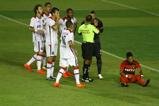 Com gols de Diego Souza e Edmlson, Leo cria vantagem sobre o Atltico-PR na Ilha do Retiro: 2 a 0
