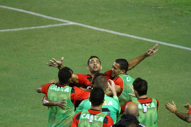 Com gols de Diego Souza e Edmlson, Leo cria vantagem sobre o Atltico-PR na Ilha do Retiro: 2 a 0