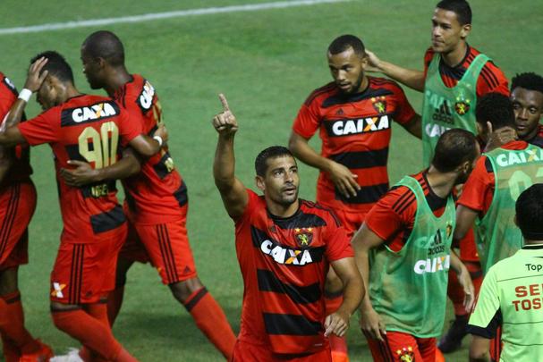 Com gols de Diego Souza e Edmlson, Leo cria vantagem sobre o Atltico-PR na Ilha do Retiro: 2 a 0