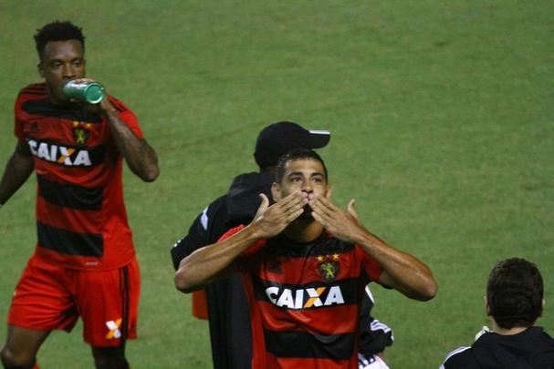 Com gols de Diego Souza e Edmlson, Leo cria vantagem sobre o Atltico-PR na Ilha do Retiro: 2 a 0