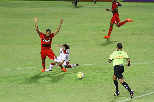 Com gols de Diego Souza e Edmlson, Leo cria vantagem sobre o Atltico-PR na Ilha do Retiro: 2 a 0