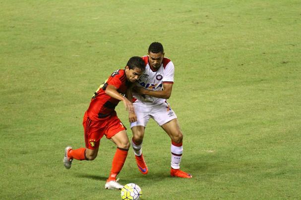 Com gols de Diego Souza e Edmlson, Leo cria vantagem sobre o Atltico-PR na Ilha do Retiro: 2 a 0