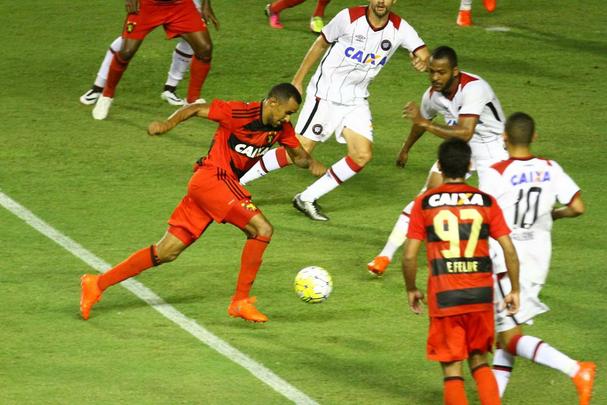 Com gols de Diego Souza e Edmlson, Leo cria vantagem sobre o Atltico-PR na Ilha do Retiro: 2 a 0