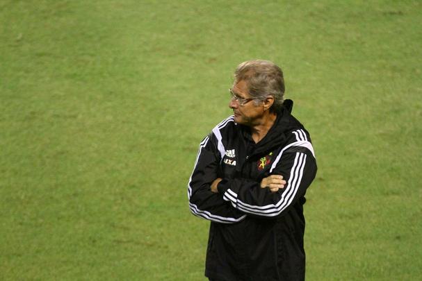 Com gols de Diego Souza e Edmlson, Leo cria vantagem sobre o Atltico-PR na Ilha do Retiro: 2 a 0