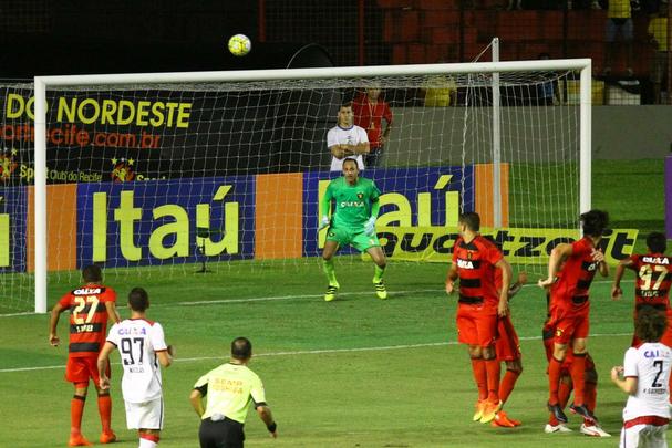 Com gols de Diego Souza e Edmlson, Leo cria vantagem sobre o Atltico-PR na Ilha do Retiro: 2 a 0