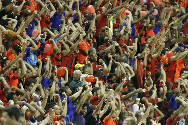 A torcida rubro-negra que compareceu em bom nmero ao estdio no esperava tamanha dificuldade encontrada pelo Leo na partida