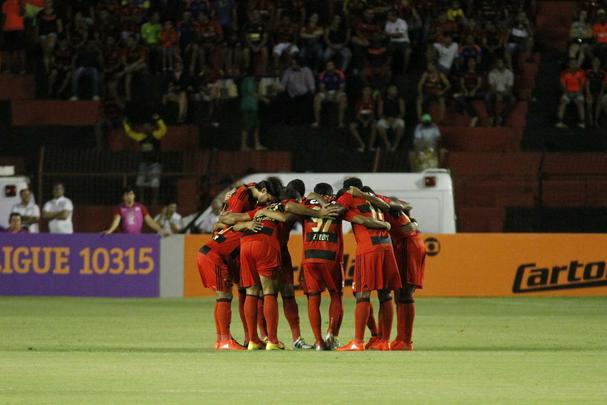 A torcida rubro-negra que compareceu em bom nmero ao estdio no esperava tamanha dificuldade encontrada pelo Leo na partida
