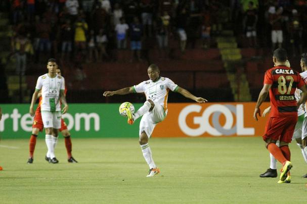 A torcida rubro-negra que compareceu em bom nmero ao estdio no esperava tamanha dificuldade encontrada pelo Leo na partida
