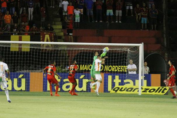 A torcida rubro-negra que compareceu em bom nmero ao estdio no esperava tamanha dificuldade encontrada pelo Leo na partida